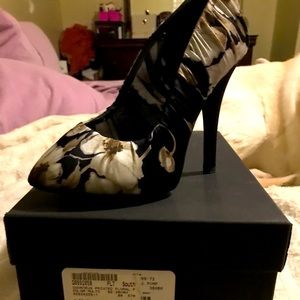 Dolce and Gabbana flower satin pump